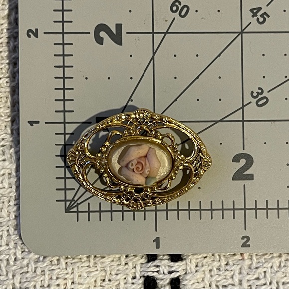 1928 | Vintage | Pink Rose Collection Porcelain Flower Gold Tone Pin Brooch - Picture 5 of 14